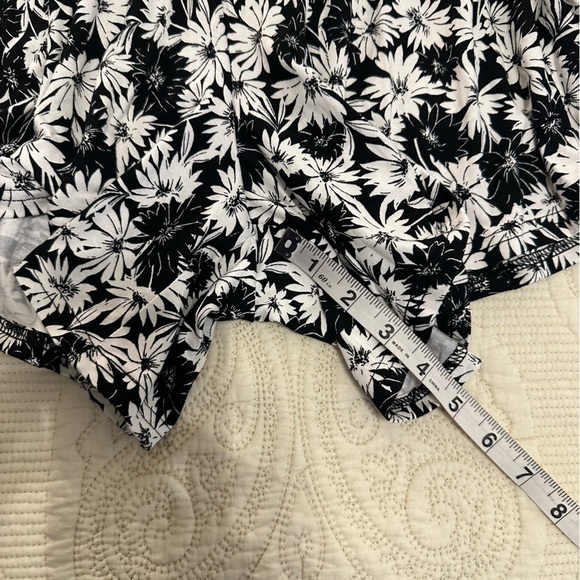 Stretch waist black and white floral shorts, loose flowy fit, super comfy! XL - Picture 3 of 6